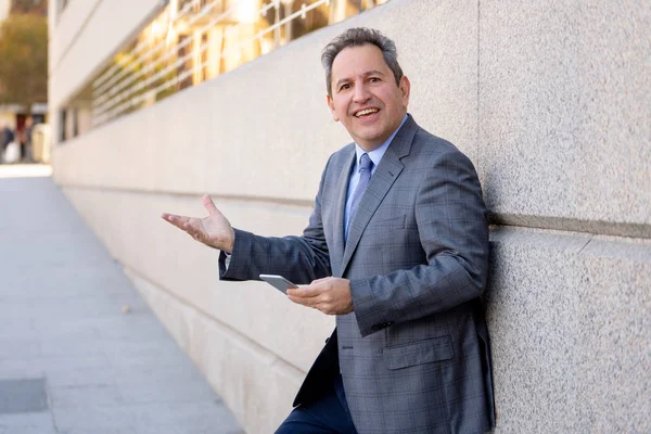 Olgun adam akıllı aşınmaya üstünde hareket eden telefon açık havada city adlı metin e-posta ya da sosyal medya app sokak gönderme. Mutlu iş adamları, girişimci ve iş özgürlük iletişim teknoloji dışında çalışma.