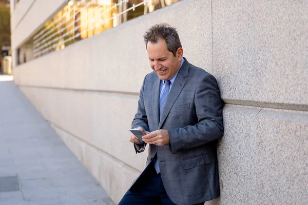 Volwassen Man Slimme Slijtage Mobiele Telefoon Verzenden Tekst Mail Sociale — Stockfoto