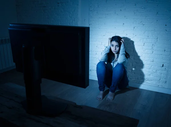 Dramatyczny Portret Zastraszana Samotna Młoda Kobieta Ziemi Patrząc Komputer Cierpiący — Zdjęcie stockowe