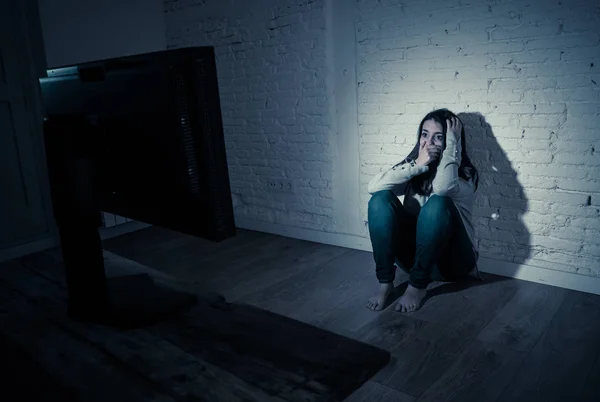 Retrato Dramático Uma Jovem Triste Assustada Sentada Chão Com Computador — Fotografia de Stock