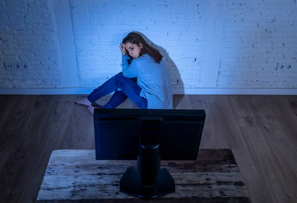 Retrato Dramático Una Triste Joven Asustada Sola Suelo Mirando Una — Foto de Stock