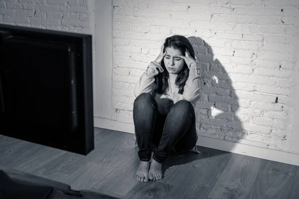Portrait Dramatique Une Jeune Femme Intimidée Assise Sur Sol Fixant — Photo