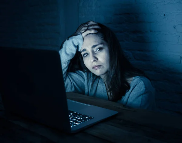 Drammatico Ritratto Triste Spaventata Giovane Donna Stressata Preoccupata Fissando Computer — Foto Stock