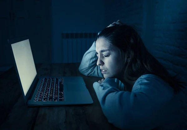 Retrato Dramático Jovem Triste Assustada Mulher Estressada Preocupada Olhando Para — Fotografia de Stock