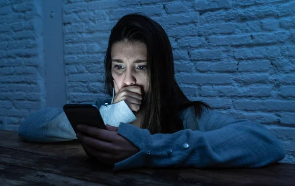 Üzgün korkmuş genç kadın duygu dramatik portre stresli ve onu akıllı cep telefonu siber zorbalık ve taciz acı ile endişeli. Online tarafından suistimal edilmiş. Internet sorun kavramında.