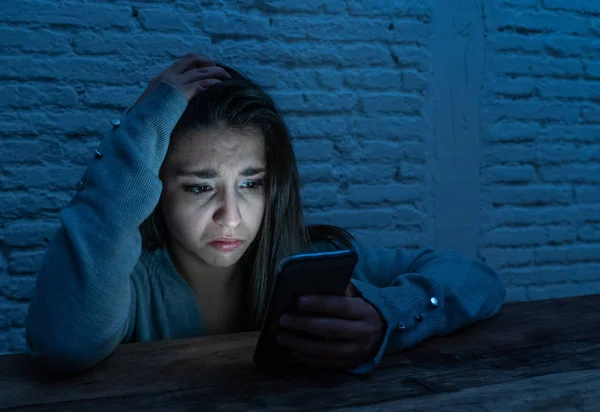 Retrato Dramático Triste Asustada Joven Víctima Acoso Línea Ciberacoso Mirando — Foto de Stock