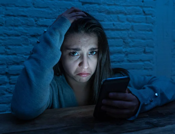 オンライン嫌がらせやいじめの被害にあった悲しい若い女性の劇的な肖像画 スマート携帯電話を強調し ストーカーによってオンライン乱用されている恐怖で見て インターネットの危険性に — ストック写真