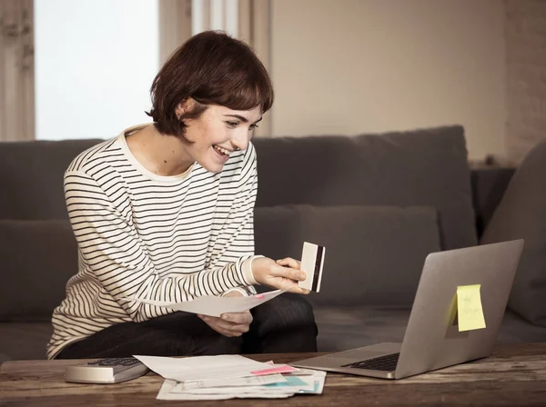 Mujer Atractiva Feliz Con Tarjeta Crédito Ordenador Portátil Que Paga — Foto de Stock