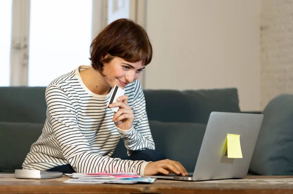 Mulher Atraente Feliz Com Cartão Crédito Laptop Pagar Contas Encargos — Fotografia de Stock