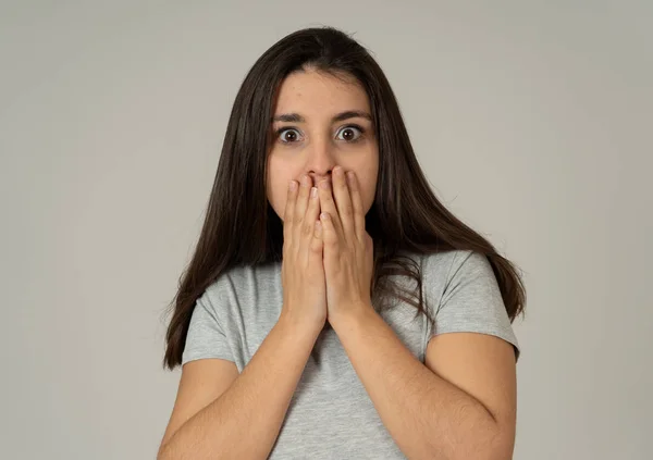 Primer Plano Mujer Joven Que Siente Asustada Conmocionada Haciendo Miedo —  Fotos de Stock