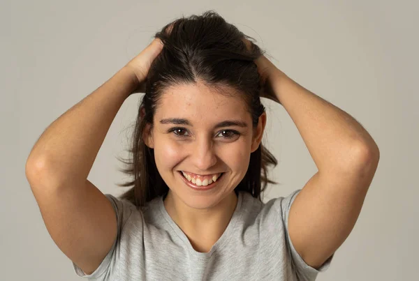 Primer Plano Retrato Una Hermosa Joven Latina Con Cara Feliz — Foto de Stock