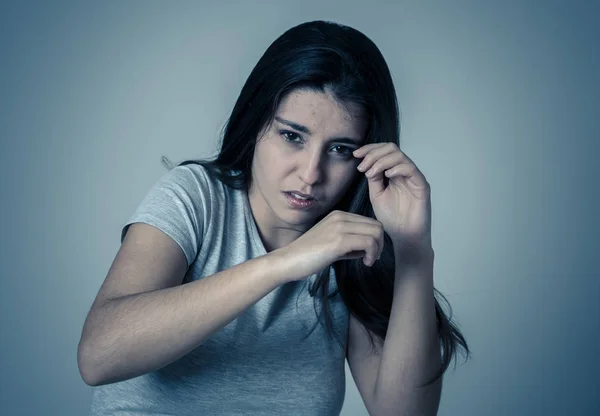 Νεαρή Γυναίκα Νιώθοντας Φοβισμένη Και Σοκαρισμένος Κάνοντας Φόβο Χειρονομίες Άγχους — Φωτογραφία Αρχείου