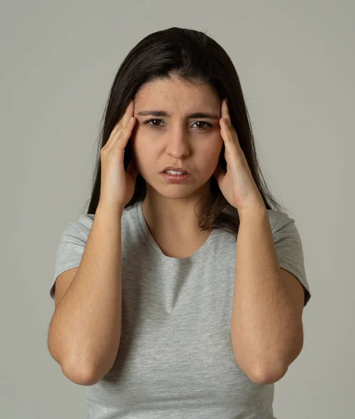 Närbild Porträtt Unga Sorgsen Kvinna Allvarliga Och Berörda Ser Orolig — Stockfoto