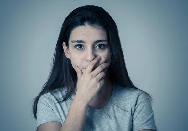Close Jovem Mulher Triste Sério Preocupado Olhando Preocupado Pensativo Sentimento — Fotografia de Stock