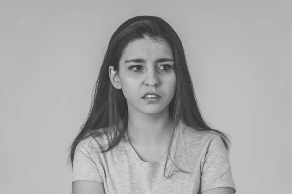 Černobílá Blízkě Mladé Smutné Ženě Vážná Znepokojující Vypadá Ustaraně Zamyšleně — Stock fotografie