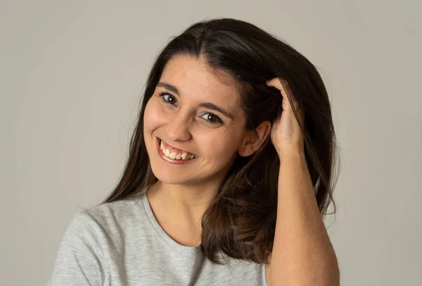 Close Retrato Sorrir Muito Jovem Mulher Latina Com Rosto Feliz — Fotografia de Stock