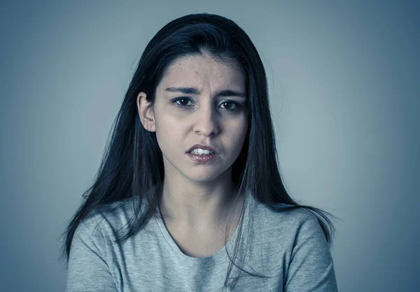 Close Uma Jovem Mulher Triste Séria Preocupada Parecendo Preocupada Pensativa — Fotografia de Stock