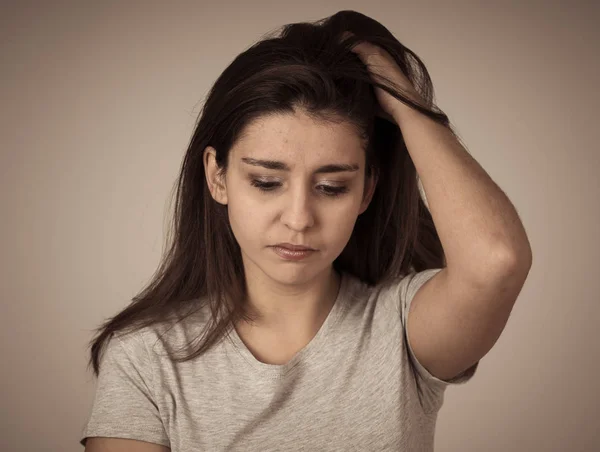 Close Jovem Mulher Latina Triste Olhar Preocupado Atencioso Sentindo Desesperado — Fotografia de Stock