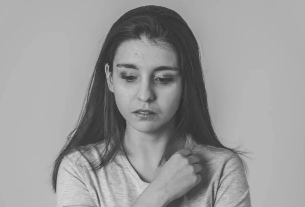 Retrato Preto Branco Uma Jovem Mulher Triste Séria Preocupada Parecendo — Fotografia de Stock