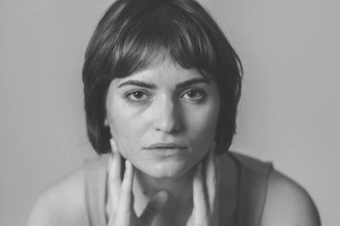 Siyah ve beyaz genç güzel beyaz bir doğal ve tarafsız yüz ifadesi kamera bakmak headshot. Nötr arka plan üzerinde izole. İnsanlar, güzellik ve yaşam tarzı portre.