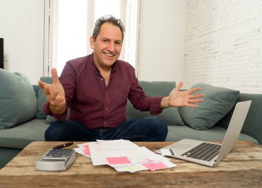 Laptop ve faturalar, banka dekontları, Bilet ücreti, ücretleri, vergiler ve ipotek muhasebe olgun mutlu girişimci adam. Ödeme faturaları, iş başarısı, aile bütçesine ve online bankacılık.