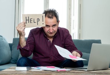 Asking için endişeli ve umutsuz olgun adam borcunu ödemeden yardım ve faturaları giderleri vergi hesaplama ve yerli faturaları ve mali sorunlar kavramı kanepede ev mali muhasebe kredisi.