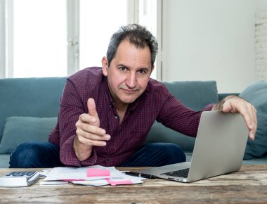 Olgun çekici erkek arıyorum bilgisayar üzerinde vurguladı ve kredi kartı ödemeleri ve ev mali muhasebe maliyeti ücretleri vergi ve ipotek faturalarını mali sorunlar ve borçları ödeme ile endişeli.