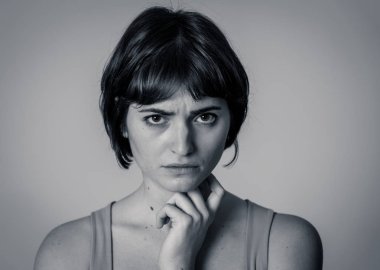 Siyah beyaz portre genç üzgün kadın, ciddi ve endişe, endişe ve düşünceli arıyorum. Duygu üzüntü ve depresyon. Nötr arka planda izole. Yüz ifadeleri ve duygular kavramında.