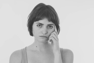 Siyah beyaz portresi genç üzgün kadın, ciddi ve endişeli, endişeli ve tiksinti görünümlü. Acı içinde kafasına dokunuyor. Beyaz kopya alanı ile. Sağlık hizmetlerinde migren ve baş ağrısı kavramı.