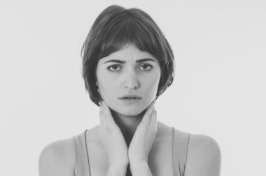 Siyah beyaz portre genç üzgün kadın, ciddi ve endişe, endişe ve düşünceli arıyorum. Duygu üzüntü ve depresyon. Nötr arka planda izole. Yüz ifadeleri ve duygular kavramında.