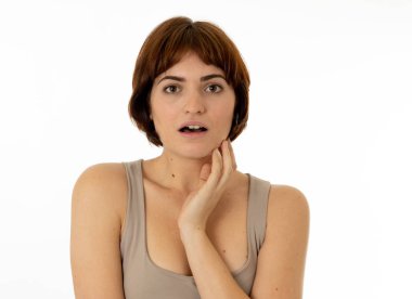 Güzel genç esmer kırmızı kadın işaret ve sürpriz jestler yapma ve seyir şok edici ve iyi bir şey mutlu yüz tuttu. İnsan yüz ifadeleri ve duygular. Beyaz izole.