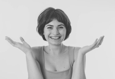 İyi haber haber yoksa ve mutlu yüz ile büyük bir başarı olan güzel şok kadının siyah beyaz portre. Yüz ifadesi, insan duyguları ve kutlama. Kopya alanı.