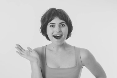 İyi haber haber yoksa ve mutlu yüz ile büyük bir başarı olan güzel şok kadının siyah beyaz portre. Yüz ifadesi, insan duyguları ve kutlama. Kopya alanı.