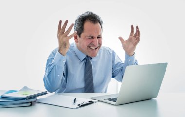Yetişkin algı ve kullanım teknolojisi, fazla mesai, stres, beyaz arka planda izole iş kavramı içinde laptop ile masada aşırı öfkeli ve sinirli orta yaşlı işadamı üzgün.