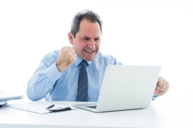 Yetişkin algı ve kullanım teknolojisi, fazla mesai, stres, beyaz arka planda izole iş kavramı içinde laptop ile masada aşırı öfkeli ve sinirli orta yaşlı işadamı üzgün.
