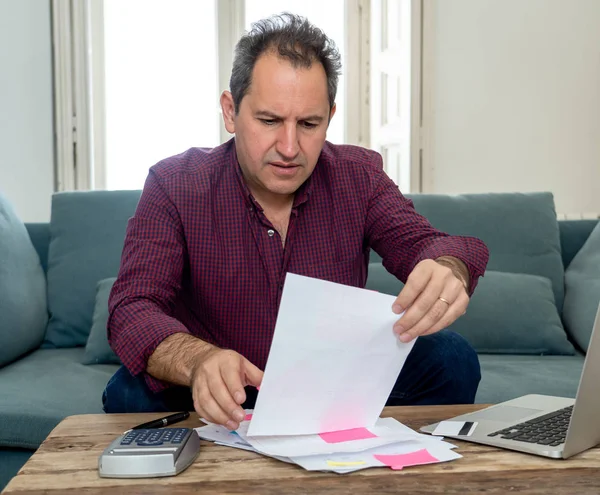 Mogen Attraktiv Man Datorn Ser Stressad Och Orolig Med Kreditkortsbetalningar — Stockfoto