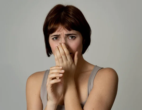 Retrato Una Mujer Joven Sintiéndose Asustada Conmocionada Haciendo Gestos Miedo — Foto de Stock