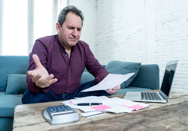 Mogen Attraktiv Man Datorn Ser Stressad Och Orolig Med Kreditkortsbetalningar — Stockfoto