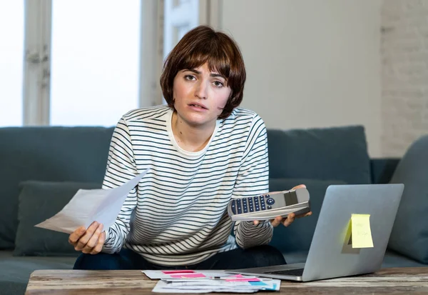 Mujer Joven Preocupada Desesperada Contabilidad Estrés Casa Finanzas Pequeñas Empresas — Foto de Stock