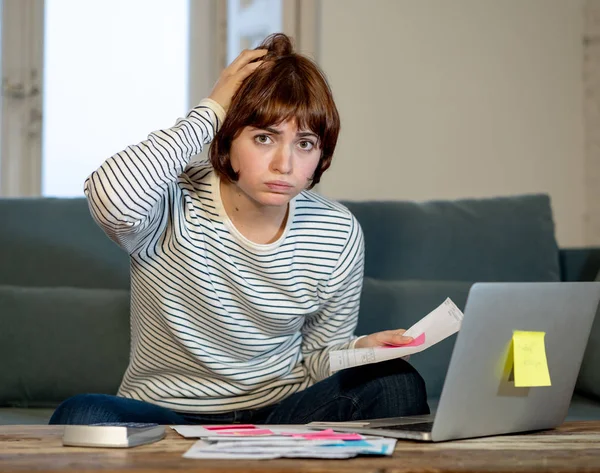 Mujer Joven Preocupada Desesperada Contabilidad Estrés Casa Finanzas Pequeñas Empresas — Foto de Stock