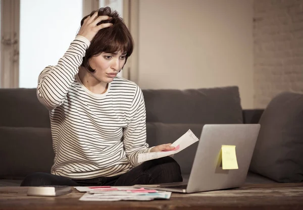 Mujer Joven Preocupada Desesperada Contabilidad Estrés Casa Finanzas Pequeñas Empresas — Foto de Stock