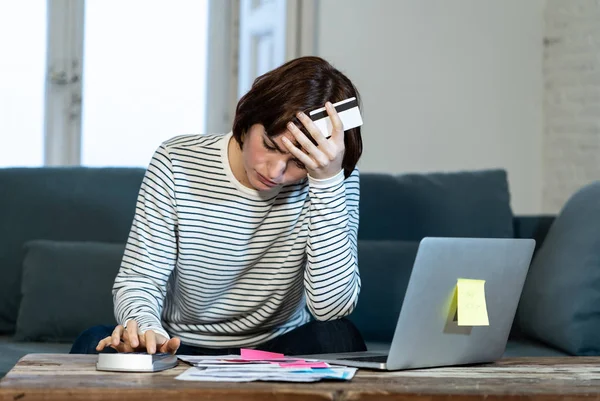 Retrato Mujer Preocupada Desesperada Sintiéndose Estresada Pagando Deudas Tarjetas Crédito —  Fotos de Stock
