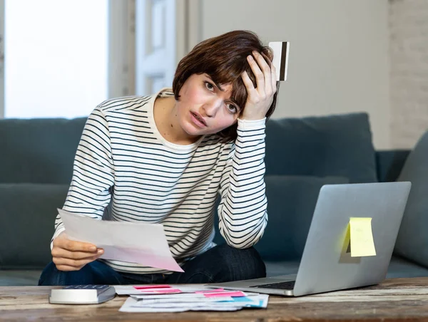 Retrato Mujer Preocupada Desesperada Sintiéndose Estresada Pagando Deudas Tarjetas Crédito —  Fotos de Stock