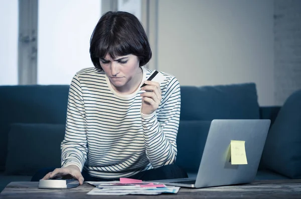 Retrato Mujer Preocupada Desesperada Sintiéndose Estresada Pagando Deudas Tarjetas Crédito —  Fotos de Stock