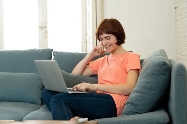 Retrato Estilo Vida Una Joven Mujer Atractiva Relajada Usando Computadora — Foto de Stock