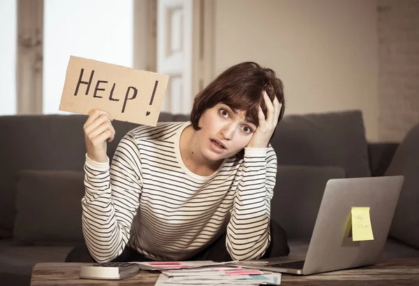 Retrato Una Joven Preocupada Sintiéndose Estresada Desesperada Pidiendo Ayuda Pago — Foto de Stock