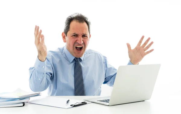 Wütend Und Frustriert Geschäftsmann Mittleren Alters Überarbeitet Schreibtisch Mit Laptop — Stockfoto