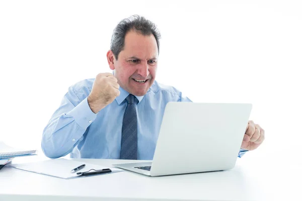 Wütend Und Frustriert Geschäftsmann Mittleren Alters Überarbeitet Schreibtisch Mit Laptop — Stockfoto