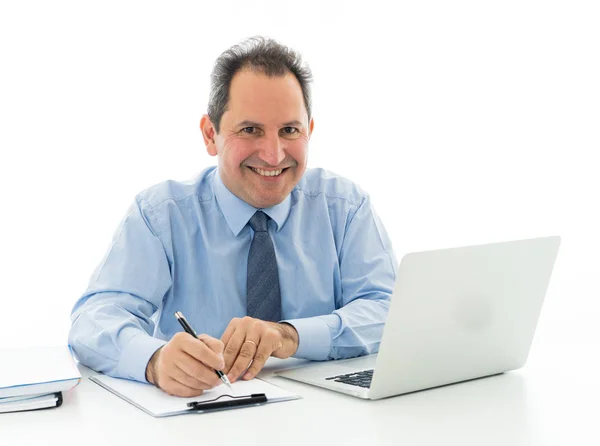 Улыбающийся Уверенный Себе Бизнесмен Среднего Возраста Ноутбуком Работающий Серфинг Интернете — стоковое фото