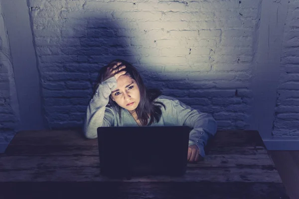 Drámai Portréja Szomorú Megijedt Fiatal Hangsúlyozta Aggódik Bámult Laptop Szenvedő — Stock Fotó